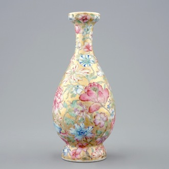 A Chinese gilt-ground famille rose millefleurs vase, 19/20th C.